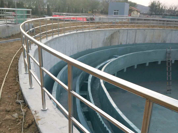 招遠市污水處理廠不銹鋼安全護欄工程1.jpg